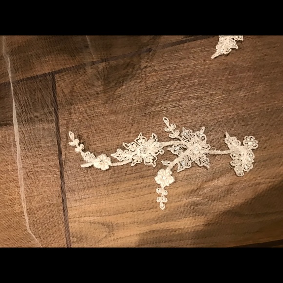 Monique Lhuillier Cathedral length veil - Picture 4 of 8